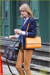 组图：斯威夫特带激萌爱猫上街 素颜仍显精致