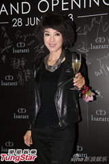 组图：米雪黑色型女打扮示人 难忘刘家良教导