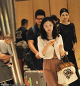 组图：黄奕上海开工 爱女相送依依不舍