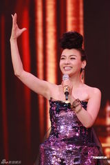 组图：陈思思开唱人气火爆 曾志伟主持twins任嘉宾