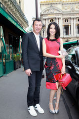 组图：高圆圆“梅花弄”亮相时装周 掀起“中国风”