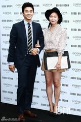 组图：南相美等为品牌站台 金正敏露腰秀性感