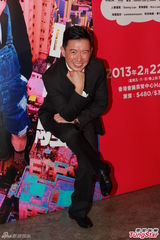 组图：周秀娜穿太空服被吊起 花心前男友遭炮轰