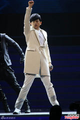 组图：张杰张韶涵首度合唱致敬玛丽亚凯莉