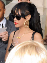 组图：蕾哈娜吊带裙现身英国激情献唱