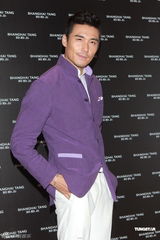 组图：林志玲长裙亮相否认整容 胡兵做电影监制