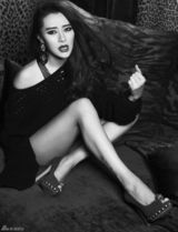 组图：爱戴时尚大片秀长腿 上演成熟女人魅力