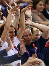 组图：威廉王子赛场笑拥爱妻 凯特小露蛮腰