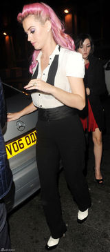 高清组图：凯蒂-佩里紫发亮相 热情给粉丝签名