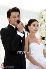 幻灯图：张东健高小英婚礼现场 夫妇亮相甜蜜亲吻 