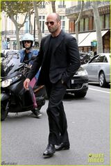 组图：杰森-斯坦森赴秀场 为超模女友助阵