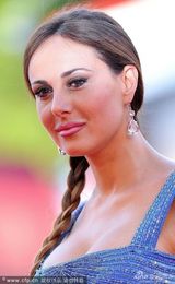 组图：女演员阿德里亚尼现身 蓝裙深V波涛汹涌