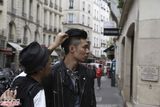 组图：周柏豪皮褛装游走巴黎欣赏街头艺人