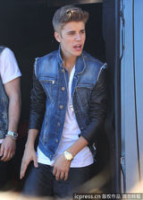 组图：比伯当街献唱谢歌迷 小天王自恋摸发