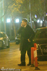 组图：李亚鹏京城独自用餐电话忙不停 当老板派头足