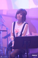 组图：李克勤郑欣宜开唱 鼓励年青人追梦