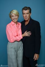 组图：《爱情重击》布鲁斯南汤普森玩暧昧