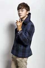 组图：张皓然最新写真曝光 变身帅气潮男