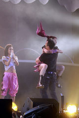 组图：江若琳个唱换多款性感装 与男伴贴身热舞