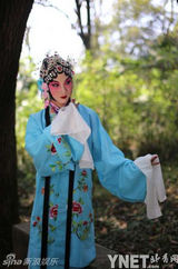 组图：武汉大学胡须男校园中扮美女 羡煞女生