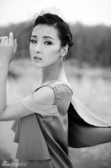 组图：黄曼芦苇丛中拍黑白写真  曼妙身姿迎风起舞