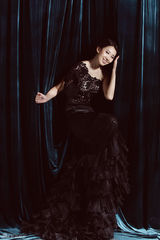 幻灯图：吕夏新照着蕾丝礼服 重现时尚高贵 