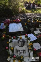组图：各地歌迷纪念约翰-列侬诞辰70周年