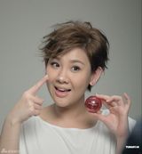 组图：郑欣宜代言护肤品大秀可爱造型