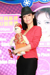 高清组图：邓萃雯雅痞造型亮相 力挺杨怡很用心