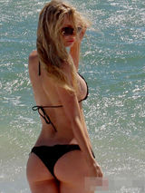 组图：索菲亚-特纳比基尼秀巨胸 翘臀浑圆惹火