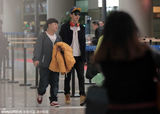 组图：张亮帅气现身机场 戴黑超耳机酷劲十足