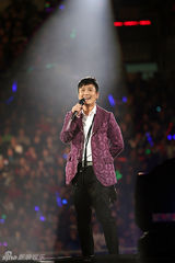 幻灯图：张信哲北京个唱演绎20年经典 打造万人KTV