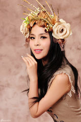 组图：歌手马晓梦新年写真 头戴花环气质典雅