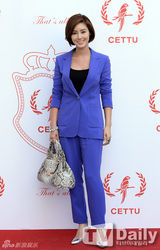 组图：郑柔美李允智等出席活动黑白配秀美腿