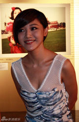 组图：邓家佳出席《VOGUE》晚宴 演绎氧气美女