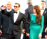 高清图：朱莉闪片绿裙华丽 皮特墨镜遮面耍个性