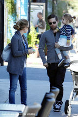 幻灯图集：托比-马奎尔携妻女外出 蜘蛛侠墨镜遮面