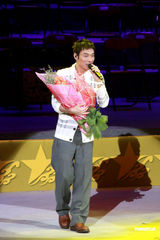 幻灯图：许志安同韩红红馆献唱 强调两人是兄妹