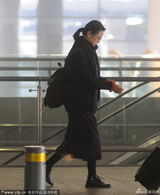 组图：倪萍黑装现身显大姐范 躲车内吸烟损气质