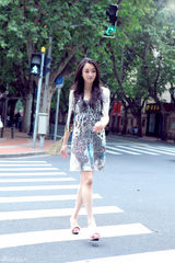 组图：刘芊含时尚写真曝光 独特气质展文艺范儿