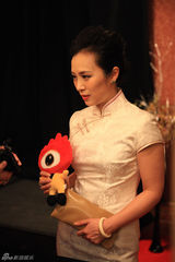 组图：国际明星滑雪节慈善晚宴红毯