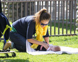 高清图：杰西卡-阿尔芭享受亲子时光小女儿可爱