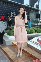 组图：陈慧琳露蛮腰亮相 称早替爱子报学校