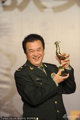 组图：金鸡百花颁奖后台 得奖者分享喜悦