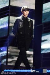 组图：EXO-K成员与2AM郑珍云等亮相T台秀