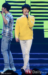 组图：韩女团不顾禁令着暴露舞台装献热舞