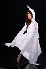 组图：温岚湿身拍《脑海有浪》MV 花絮曝光