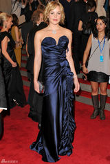 高清组图：纽约大都会庆典 艾比-考尼什秀褶皱礼服