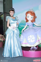 组图：刘心悠灰姑娘装扮亮相 不穿泳衣去沙滩