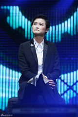 组图：李宇春上海开唱遭男舞者抱 父母首度现身